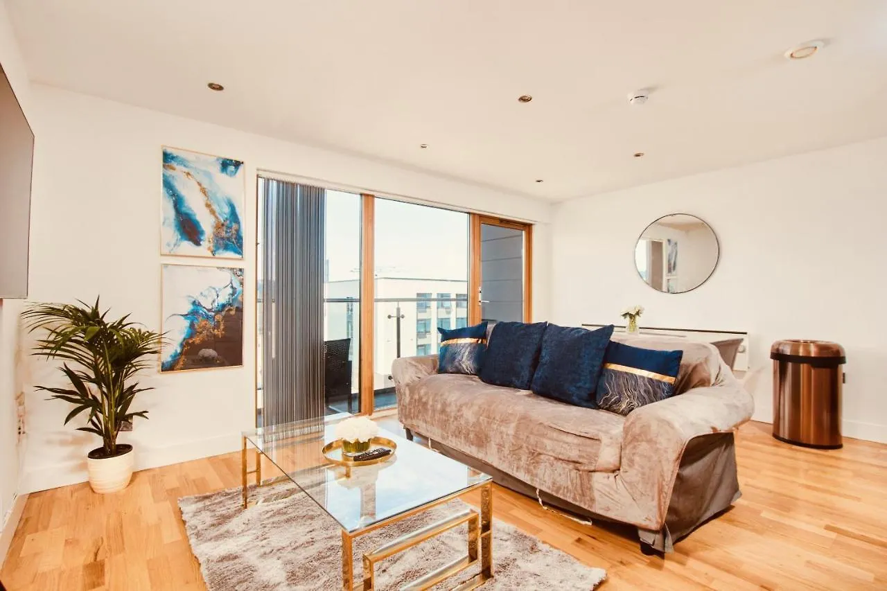 Apartment King Deluxe City Apt Large Space& Free Parking! No Balcony Leeds