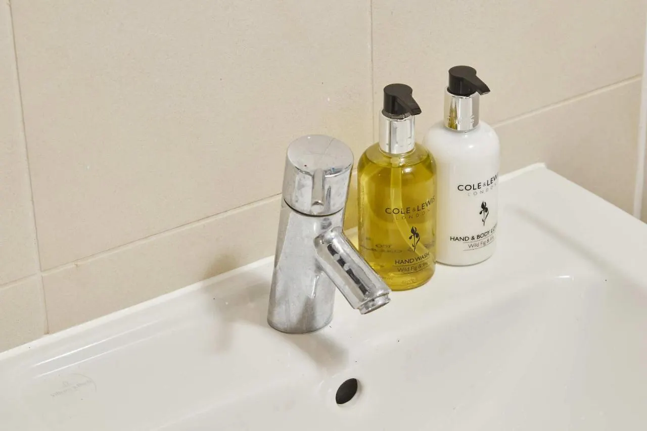 King Deluxe City Apt Large Space& Free Parking! No Balcony Leeds  0*, Leeds (West Yorkshire) United Kingdom