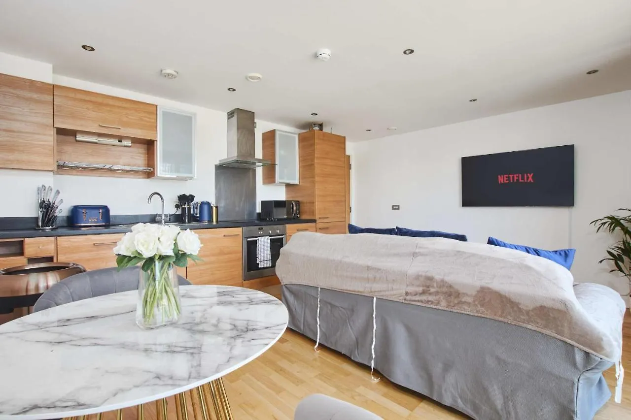 King Deluxe City Apt Large Space& Free Parking! No Balcony Leeds  Apartment